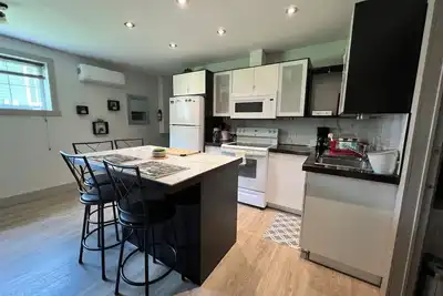 Image de suite entière 50m2, entrée privée (digicode), lit Queen, parking, Netflix, Wifi