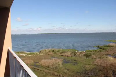 Image de Magnifique vue sur la baie! ! ! Nouveau condo luxueux; Nouveaux meubles et revêtements de sol;