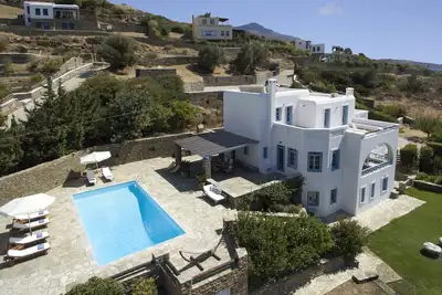 Image de Retraite supérieure en bord de mer avec piscine privée, jardin et vue exceptionnelle sur le coucher du soleil
