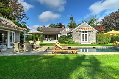 Image de Marchez jusqu’à East Hampton Village depuis la maison somptueusement aménagée! !