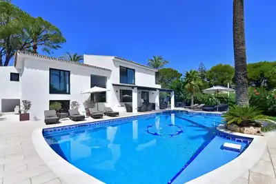 Image de Villa familiale moderne avec 5 chambres