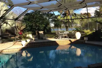 Image de Lakeview 3 Br Villa avec grande piscine privée nichée dans la nature de la Floride