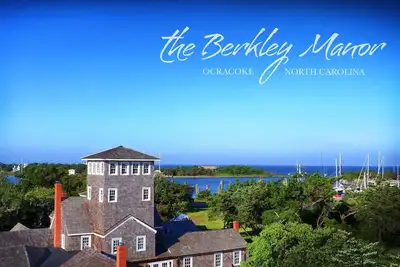 Image de The Berkley Manor - La plus grande location d'Ocracoke - Un domaine sur Silver Lake