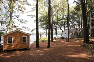 Image de Cabane tranquille au bord du lac