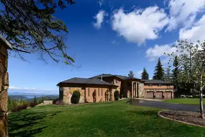 Image de Gotham Pointe | Spectaculaire Mountaintop Dream Home