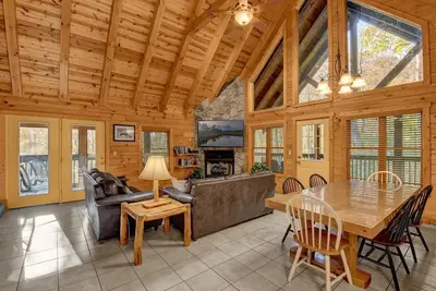 Image de Chalet Catbird à Hummingbird Hill (région de Hocking Hills)