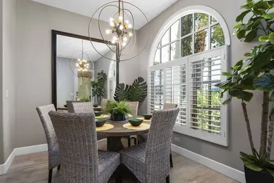 Image de Condo de luxe, vue sur le patio de la piscine principale, pas d'escalier! Doit voir de nouvelles rénovations!