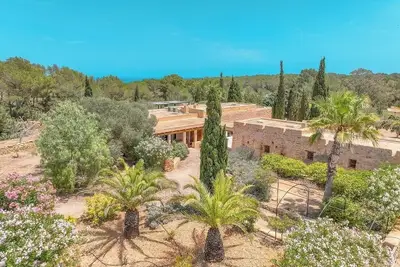 Image de Villa avec piscine, grand jardin et plusieurs porches
