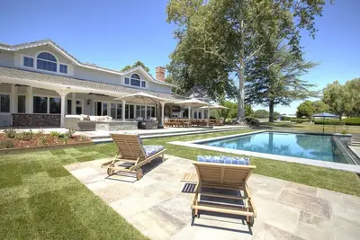 Image de La ferme est une extension du magnifique domaine de Roblar Winery.