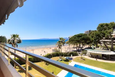 Image de 3 chambres 1ère Ligne plage · Climatisation · Parking · Piscine · Uhc Playamero 338