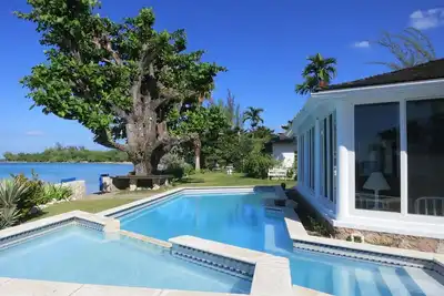Siesta - villa en bord de mer, emplacement spectaculaire, spacieux, moderne, piscine, personnel