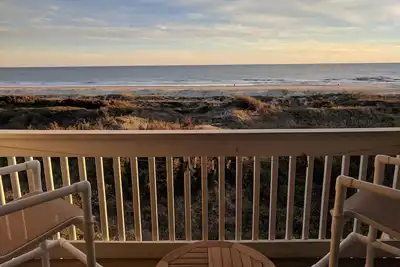 Image de Nouvellement listé, rénové 2019! Oceanfront Top Floor Unit Une place à la plage