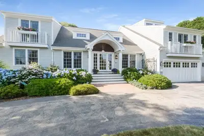 Image de Maison Spectaculaire De 5 Br / 3ba - À Pied De La Plage - Regardez La Colline!