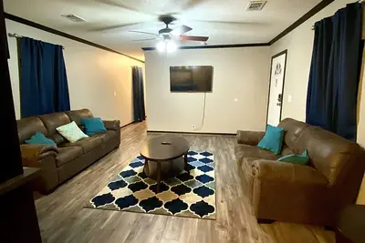 Image de Parfaitement situé 3br \/ 2ba: 5 minutes de Dow!