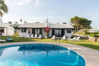 Image de Belle maison de vacances dans un complexe résidentiel avec piscine, Wi-Fi, terrasse et pelouse