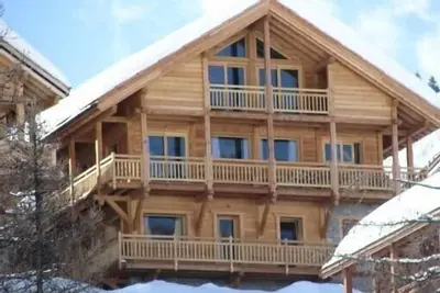 Image de Vars Chalet 4 Etoiles Luxe 18 pers, ski aux pieds Sauna Hammam Piscine