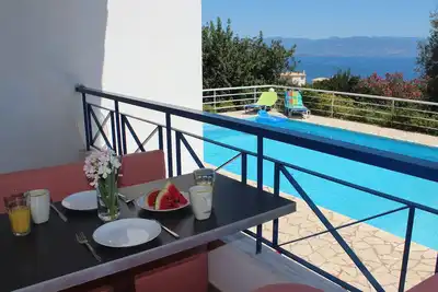 Image de Villa Calliope 2 chambres, 2 salles de bain, piscine privée, vue mer. Eot sous licence.