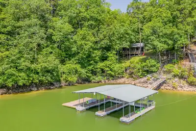 Image de Smith Lake Rentals & Sales - Soliloquy - Chalet confortable sur Ryan Creek