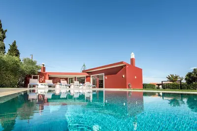 Image de Magnifiuque maison 6 chambres Albufeira avec piscine privée Tout simplement parfait pour jusqu'à 14 personnes