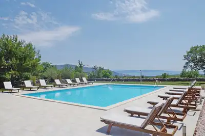 Image de appartement de vacances avec 2 chambres, plain pied, \"côté de la piscine\"