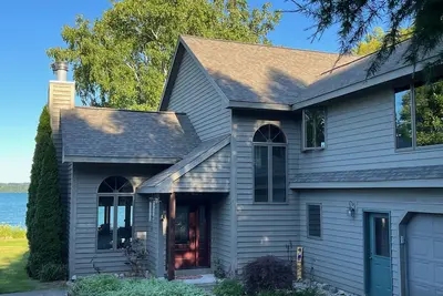 Image de Maison Elk Lake Premier, bord de l'eau privé, près de Traverse City!