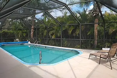 Image de Villa de vacances moderne avec piscine chauffée dans un endroit calme
