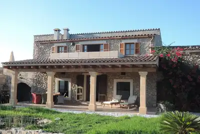 Image de Finca calme en pierre naturelle avec une vue fantastique et une grande piscine