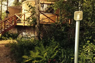 Image de Yourte dans un quartier calme et boisé à seulement 4 pâtés de maisons du centre-ville de Talkeetna