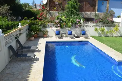 Image de Villa privée-The Beach House, Marbesa, piscine chauffée et jardin clos