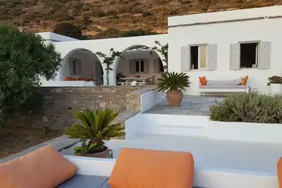 Maison cycladique entre oliviers et mer Egée, magnifique vue sur la mer