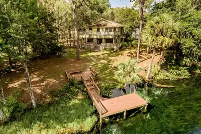 Image de Riverfront Vacation Home sur Rainbow River avec quai