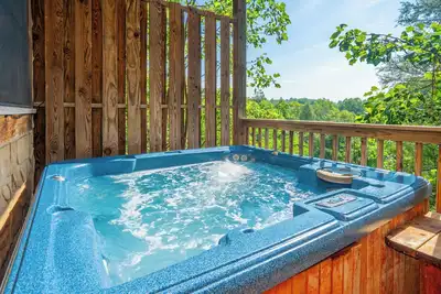 Image de Naughty By Nature: piscine, jeux, bain à remous, équipements haut de gamme, à quelques minutes du centre-ville de Gatlinburg!
