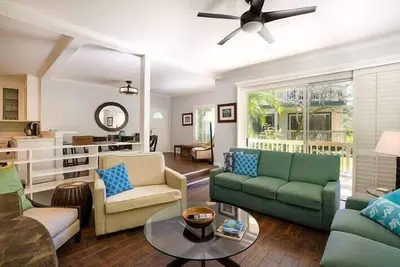 Image de Regency 311 luxuriant environnement tropical; privacy, 1er étage, A / C, bien aménagé