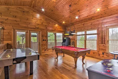 Image de Nouveau! Cabine Gatlinburg avec salle de jeux, bain Ă remous, terrasse!