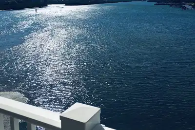 Image de Condo au bord de l'eau calme et spacieux en face de la plage!