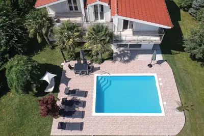Belle maison de 2 chambres à Sinj