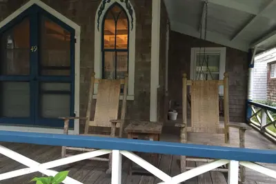 Image de Charming Gingerbread Cottage in Historic Campgrounds Ă Oak Bluffs Sleeps Nine
