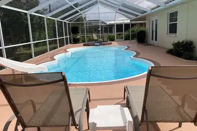 Image de Maison privée avec 2 chambres et 1 salle de bain. Il a une piscine et Spa