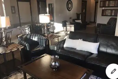 Image de Nouveau condo de luxe avec 3 chambres et 2 salles de bain complètes dans une résidence fermée.