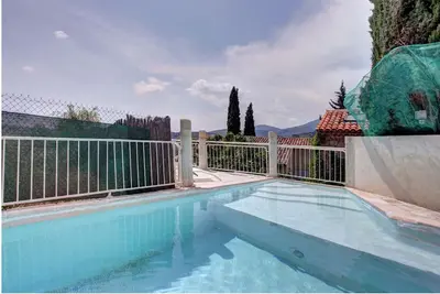 Image de Grande bastide provençale avec vue magnifique au coeur d'un village historique
