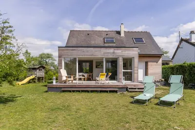 Image de Maison familiale près de la plage avec jardin clos, terrasse ensoleillée et équipements modernes