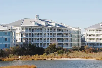 Image de Beau luxe Condo 3 chambres avec WiFi dans une communauté fermée sur Bayside avec piscines intérieure / extérieure, plages privées, restaurant, et plus seulement dix minutes de la plage!