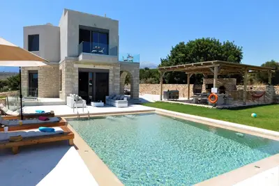 Image de Villa de luxe privée de 3 chambres avec vue sur la mer, piscine avec jet de bain, à 8 km de la plage