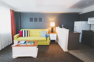 Image de Suite Quirky acceptant les animaux domestiques dans le village de Whistler | Cèdre Sauna + Accès au spa