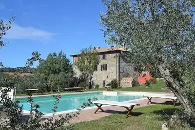 Image de Villa Ascanio: Une splendide villa en pierre de quatre étages.