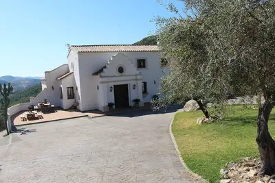 Image de Maison de haute qualité dans un espace paisible avec grande piscine