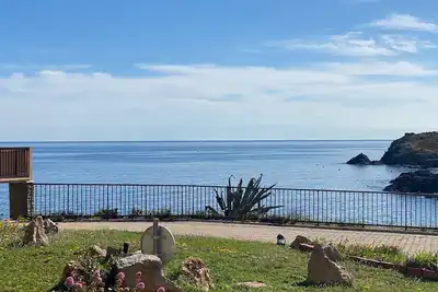 Image de Appartement jusqu'a 4 personnes a Collioure les pieds dans l'eau face Ă la mer