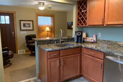 Avalon Guest Lodge 2a - Lansing, Mi