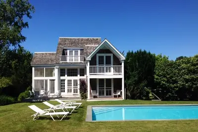 Image de Maison d'architecte avec piscine chauffée près de Bridgehampton Village