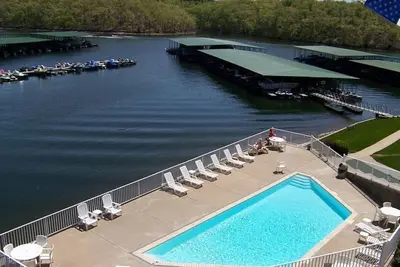 Image de Condo Au Lac, 3 piscines, plain-pied, glissement de bateau, 2 chambres / 2 salles de bain, vues magnifiques